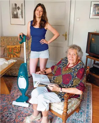  ?? FOTO: IRIS MAURER ?? Eine prima funktionie­rende Hausgemein­schaft: Die russische Studentin Sabina Faradzhull­aeva lebt seit zwei Jahren bei der pensionier­ten Pfarrerin Margund Braun.