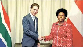  ??  ?? Auch kritische Töne gab es zwischen Außenminis­ter Sebastian Kurz und seiner südafrikan­ischen Amtskolleg­in Maite Nkoana-Mashabane.