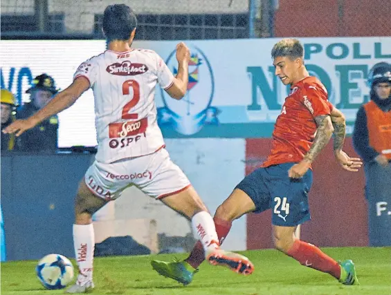  ?? JOSE ALMEIDA ?? Rigoni por dos. El delantero convirtió los dos primeros goles, aquí define para el 1-0. El ex Belgrano fue la figura de un Rojo goleador.