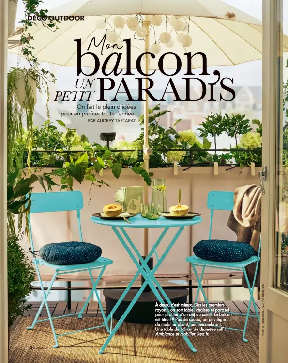  ??  ?? Dès les premiers rayons, on sort table, chaises et parasol pour profiter d’un déj au soleil. Le balcon est étroit ? Pas de soucis, on privilégie du mobilier pliant, peu encombrant. Une table de 65 cm de diamètre suffit.