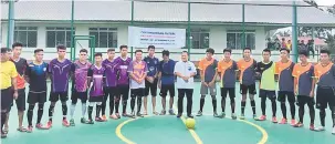  ??  ?? KENANGAN: Yakub (tengah) merakamkan kenangan bersama pemain sebelum sepak mula final Kejohanan Futsal Piala SABERKAS Kampung Teh di Mukah, kelmarin.