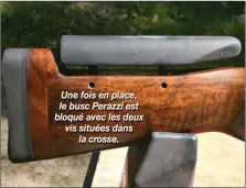  ??  ?? Une fois en place, le busc Perazzi est bloqué avec les deux vis situées dans la crosse.