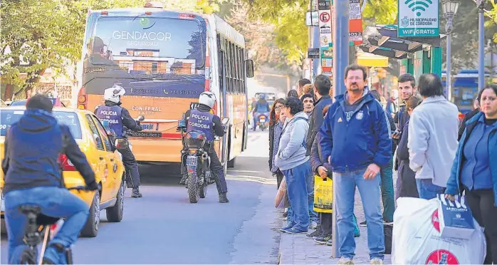  ?? (JOSÉ HERNÁNDEZ) ?? Varados. Miles de ciudadanos de la capital cordobesa intentaron movilizars­e para llegar a sus trabajos. El Centro volvió a ser un caos de tránsito en las horas pico.