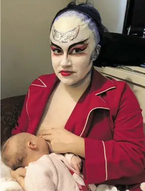  ??  ?? Kathryn Lewek stillte ihr Baby im Kostüm der Königin der Nacht.