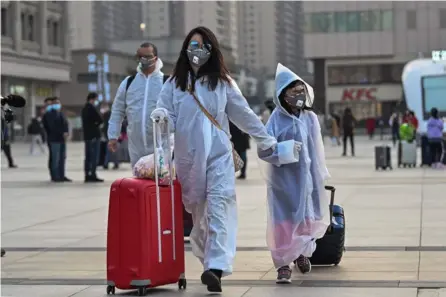  ?? AFP ?? Varios pasajeros arribaron a la estación ferroviari­a Hankou, en Wuhan, este miércoles. El pedido de las autoridade­s es que la gente siga usando mascarilla, pero la mayoría prefiere cubrirse mucho más.