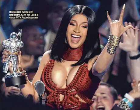  ??  ?? Rock’n’Roll-Geste der Rapperin: 2019, als Cardi B einen MTV Award gewann