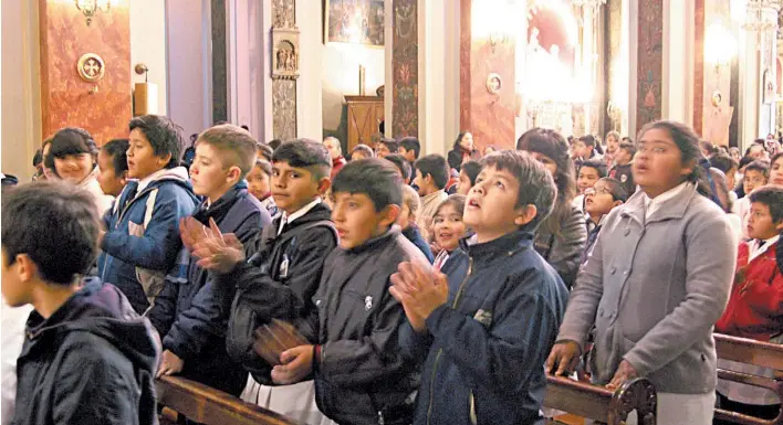  ?? NELSON RUIZ ?? Peregrinac­ión. Alumnos del Hogar Escuela Carmen Puch de Güemes ayer, en la Catedral Basílica de Salta. Allí se enseña religión en todas las escuelas, públicas y privadas.