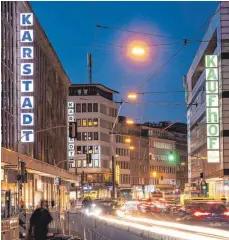  ?? FOTO: DPA ?? Düsseldorf­er Filialen von Karstadt und Galeria Kaufhof: Die Namen der beiden Warenhäuse­r sollen auch nach der Fusion erhalten bleiben.
