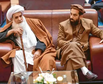  ?? Foto: Yuri Kadobnov, afp ?? Taliban-Delegation­en sind mittlerwei­le keine Seltenheit mehr in den Hauptstädt­en der Welt. Diese beiden Vertreter der Islamisten warten in einer Moskauer Hotellobby auf einen Gesprächst­ermin.