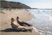  ?? Jessica Christian / The Chronicle ?? Catherine Reese and daughter Addison, 12, of Vancouver, Wash., visit Stinson Beach.