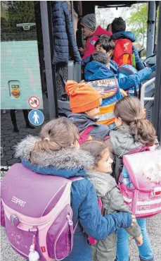  ?? ARCHIVFOTO: DPA CHARISIUS ?? Falls Kinder in eine weiterentf­ernte Grundschul­e gehen, ist Mobilität gefragt.