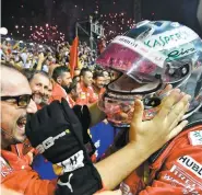  ?? PHOTOS AFP ?? Sebastian Vettel a renoué avec le succès à Singapour après plus d’un an sans victoire. L’allemand était heureux et soulagé après la course.