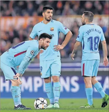  ??  ?? PARA OLVIDAR. Messi, Luis Suárez y Jordi Alba, hundidos en la noche aciaga de Roma.