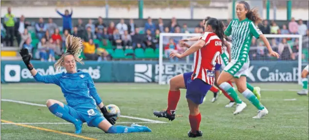  ??  ?? Gerard frustra un disparo de Charlyn en un partido de Copa entre el Betis y el Atlético.
ATHLETIC
SEVILLA