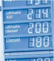 ?? FOTO: IMAGO IMAGES ?? Die Marke von zwei Euro für den Liter Diesel (Ultimate) wurde am Montag unter anderem an der Aral-Tankstelle der Raststätte Sindelfing­er Wald geknackt.