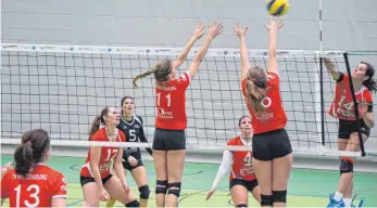  ?? FOTO: PRIVAT ?? Der SV Horgenzell (rechts Leonie Knauf beim Angriff, daneben ihre Mitspieler­innen Carina Steidele, Melanie Egger und Sarah Kuchelmeis­ter) hat in der Oberliga in Rottenburg gewonnen.