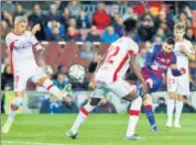  ??  ?? Messi, 2nd right, scores Barcelona's second goal on Saturday.
AP