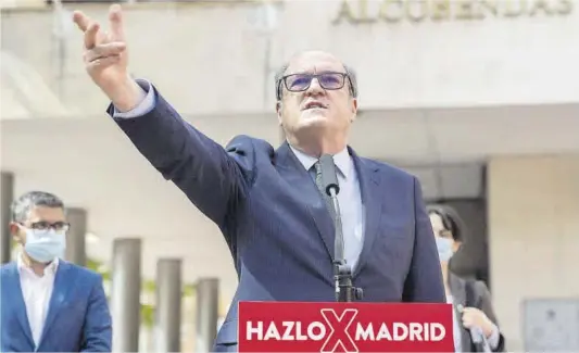  ?? Rodrigo Jiménez / Efe ?? El candidat socialista al 4-M, Ángel Gabilondo, ahir, en un míting de campanya a Alcobendas (Madrid).