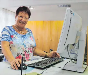  ?? FOTO: MICHAEL HESCHELER ?? Die Arbeit in der Bank erfüllt sie: Monika Reif wechselt nach beinahe 48 Jahren bei der Volksbank in Inneringen in den Ruhestand.