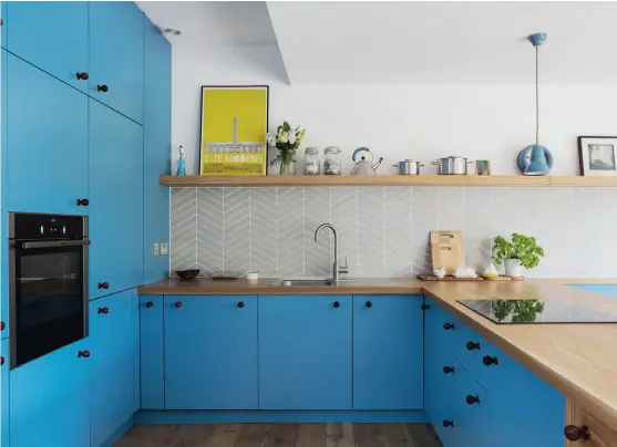  ??  ?? Above left & below: A row of shallow cabinets separates the kitchen from the dining space in the open-plan room