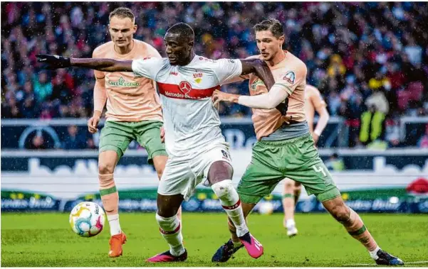  ?? Foto: Tom Weller/dpa ?? Stuttgarts treffsiche­rster Angreifer Serhou Guirassy (Mitte) hat sich im Spiel gegen Werder Bremen verletzt.