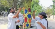  ?? SUBHANKAR CHAKRABORT­Y/HT PHOTO ?? ▪ Students of BBD University painting a tree to observe the birth anniversar­y of Babu Banarsi Das group’s founder Akhilesh Das Gupta on Saturday.