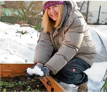  ?? FOTO: DPA ?? Eine buchstäbli­ch coole Kiste: Agrar-Ingenieuri­n und Buchautori­n Doris Kampas legt Hand an ihr Winter-Hochbeet.