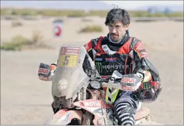  ??  ?? DESPEDIDA. Joan Barreda tuvo que bajarse de la moto en la undécima etapa del Dakar.