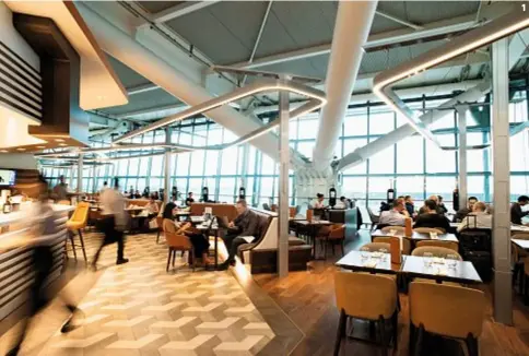  ??  ?? 1-2 | Lo chef-star Gordon Ramsay ha pensato per il Plane Food di Heathrow i menu a tempo e i cesti picnic. 3-4 | Attimi di Heinz Beck e il Bistrot Mastercard,a Roma Fiumicino.