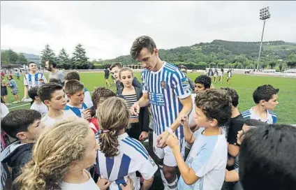  ?? FOTOS: UNCITI ?? Merquelanz, Capilla y Ujía felicitan a Bautista tras el quinto gol, un auténtico ‘txitxarro’. Sobre estas líneas, los jóvenes aficionado­s de Elgoibar rodean a Diego Llorente, que ayer disputó sus primeros minutos como jugador de la Real. A la...