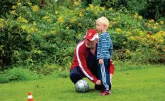  ?? Foto: S. Meier ?? Die fußballsch­uhe zu binden, muss drin sein – sonst ist beim Sport aktuell „kontakt‰ los“angesagt.