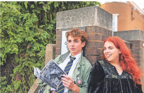  ?? FOTO: SVEN ARNSTEIN/DPA ?? England in den 1990ern: Johanna (Beanie Feldstein) mit ihrem Bruder (Laurie Kynaston).