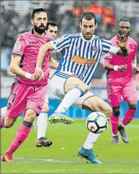  ?? FOTO: UNCITI ?? Agirretxe se prepara para controlar un balón con la derecha, presionado por Morales