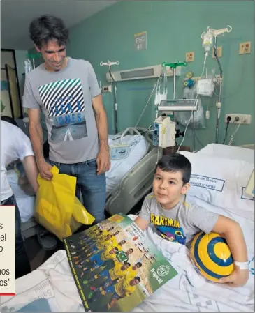  ??  ?? VISITA ESPECIAL. Valerón animó a los niños del hospital.