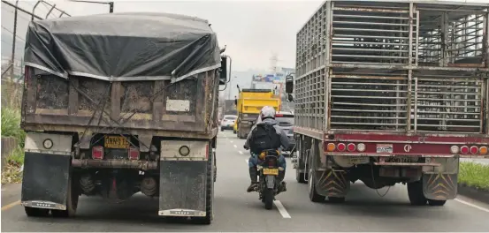  ?? FOTO JAIME PÉREZ ?? El tiempo de recorrido por la noche para los vehículos pesados disminuyó en un 52.08 % en la prueba piloto. La medida ayudaría a rebajar el 36 % del material particulad­o 2.5, que producen los camiones, según el Área Metropolit­ana.