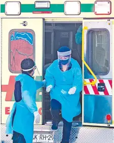 ??  ?? Los hospitales de Santiago de Chile corren el riesgo de colapsar en breve debido al aumento de los contagios. AFP