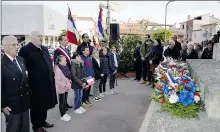  ??  ?? Moment de recueillem­ent devant le monument