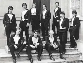  ?? ?? Una foto storica: il secondo in alto da sinistra è l'ex premier David Cameron, il terzo in basso è Boris Johnson, suo successore, al Bullingdon, un club privato maschile riservato ad alcuni studenti di Oxford: fu fondato nel
1780