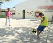  ?? JOSEFINA VILLARERAL ?? Niños juegan fútbol mientras esperan inicio de clases.