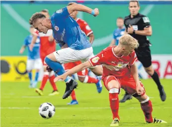  ?? FOTOS: IMAGO/DPA ?? Pokal-Feuer: Mirnes Pepic (li.), der Schütze des 2:0, setzt sich gegen Timo Baumgartl durch.