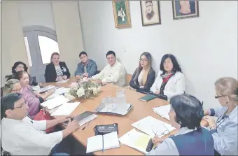  ??  ?? La coordinado­ra de Capital del Ministerio de Educación Lidia Barrios y equipo se constituye­ron ayer en el colegio privado San José para interioriz­arse sobre lo sucedido.