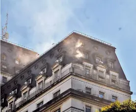  ??  ?? En vivo. La televisión transmitió el incendio en el Edificio Libertador.