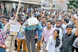  ?? —DC ?? Junior doctors at Osmania General Hospital take out an effigy of superinten­dent and RMO in protest against their failure to curb attacks on them on Tuesday.