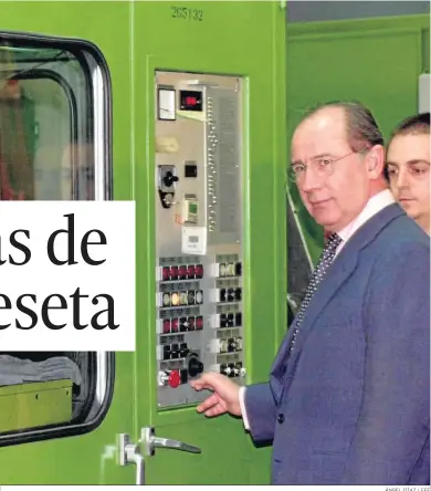  ?? ÁNGEL DÍAZ / EFE ?? Rodrigo Rato, entonces vicepresid­ente económico del Gobierno, activa la acuñación de la última peseta, en 2001.