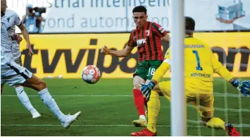  ?? Foto: Ulrich Wagner ?? Die beste Torchance des FC Augsburg: Ruben Vargas schießt am linken Pfosten vorbei und verpasst die Führung. Gegen Eintracht Frankfurt will der Schweizer das besser machen.