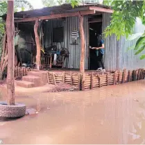  ??  ?? Niveles. La precipitac­ión en los departamen­tos de Sonsonate y Ahuachapán ha oscilado entre 100 y 190 milímetros.