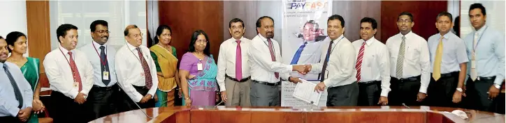  ??  ?? HNB signing up with Employees’ Provident Fund Department of the Central Bank to streamline the EPF payment system..