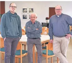  ?? FOTO: JÜRGEN MOLL ?? Seniorentr­eff-Leiter Florian Reinecke, Friedel Müller und der neue Pfarrvikar Roland Johannes (v.l.) kümmern sich um die Feier am 2. Februar.