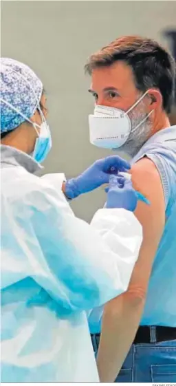  ?? ERASMO FENOY ?? Una enfermera administra una dosis de vacuna a un ciudadano.