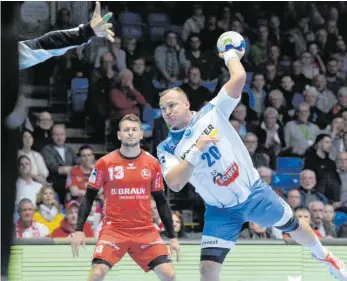  ?? FOTO: SIPPEL/EIBNER/IMAGO IMAGES ?? Er kann es noch: Christian Zeitz in seinem ersten Spiel für den TVB Stuttgart beim Wurf, beobachtet von Melsungens Yves Kunkel. Zeitz’ neues Team gewann 26:21, der Rückkehrer traf dreimal.